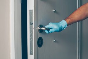 Comment ouvrir une porte claquée ? Les bons gestes, et quand s&rsquo;arrêter