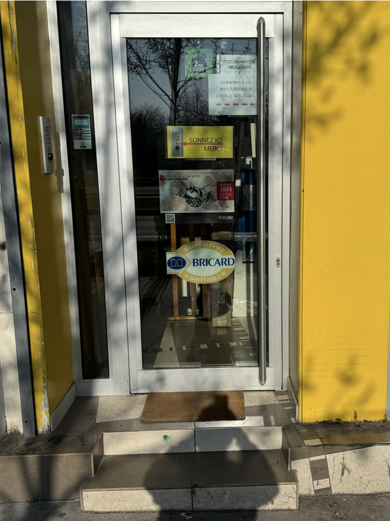 Serrurerie Meunier à Paris, entrée du magasin 2025
