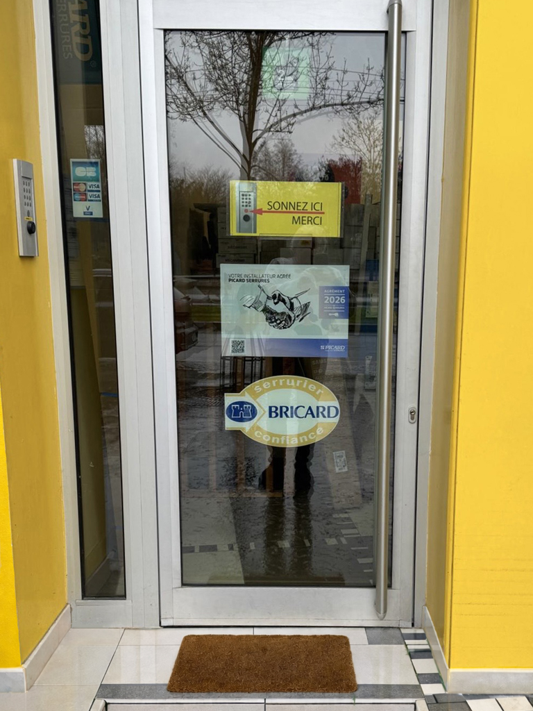 Serrurerie Meunier à Paris, entrée du magasin 2026