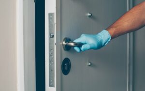 Comment ouvrir une porte claquée ? Les bons gestes, et quand s&rsquo;arrêter